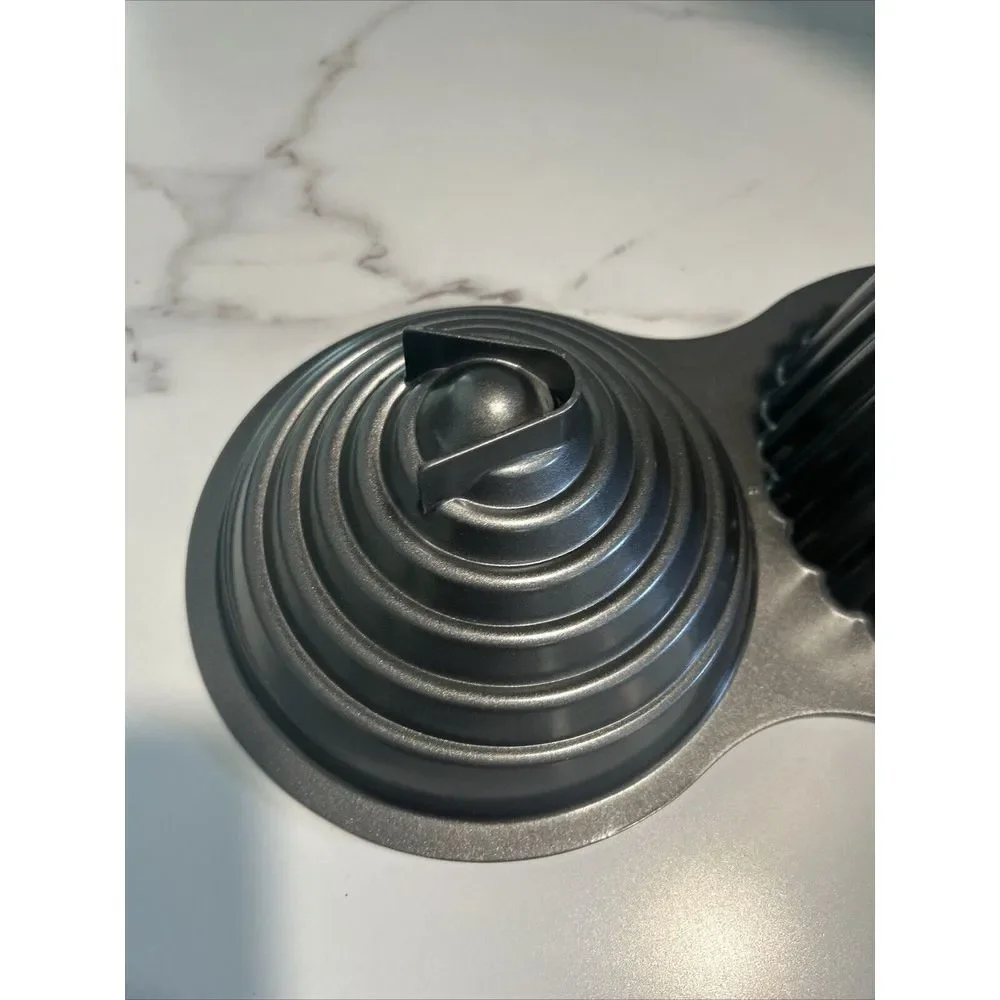 Wilton Giant Cupcake Pan 3-D Non-Stick‎ Birthday Swirl - Excellent Condition